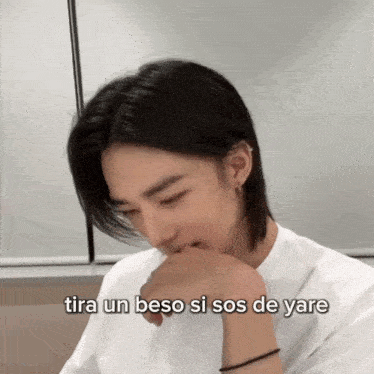 a close up of a man 's face with the words tira un beso si sos de yare below him