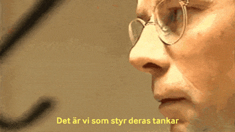 a close up of a person 's face with the words det ar vi som styr deras tankar in yellow letters