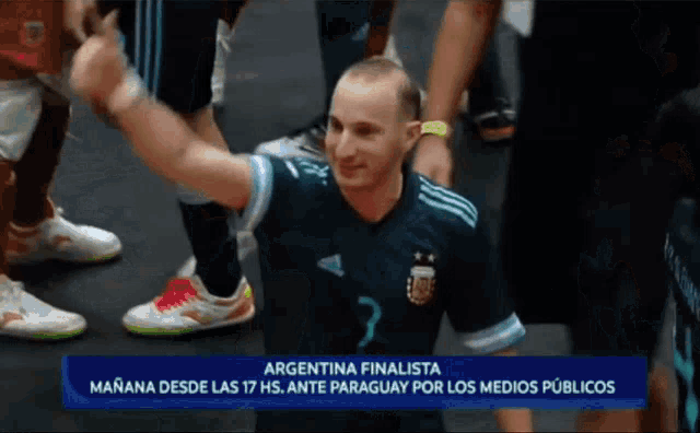 a man wearing a jersey with the number 7 on it stands in front of a sign that says argentina finalista