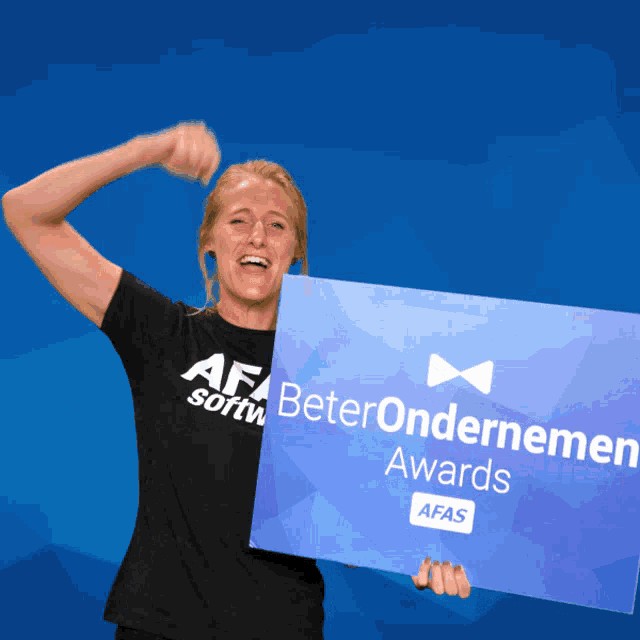 a woman holding a blue sign that says beter ondernemers awards