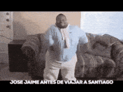 a man is dancing in front of a couch with the words jose jaime antes de viajar a santiago above him