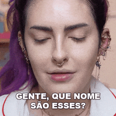 a close up of a woman 's face with the words gente que nome sao esses