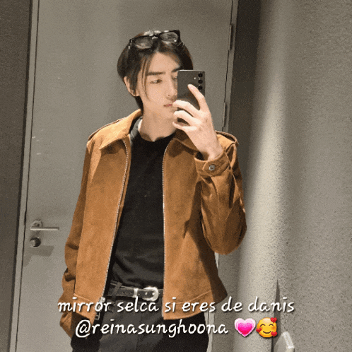 a man taking a picture of himself in a mirror with the caption mirror selca si eres de danis @reinasunghoopa