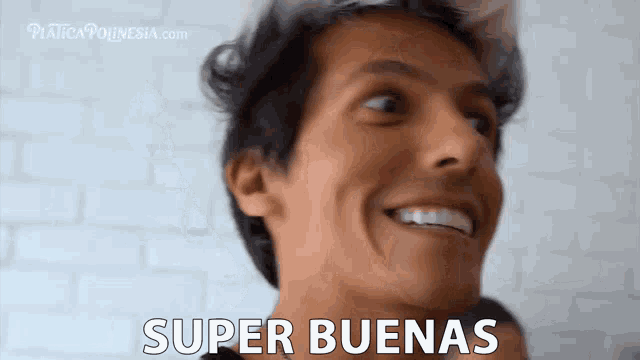 a close up of a man 's face with the words super buenas in front of him
