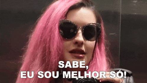 a woman with pink hair is wearing sunglasses and taking a picture with the words sabe eu sou melhor so