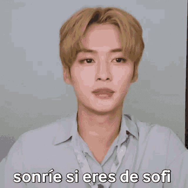 a young man with blonde hair is smiling with the words sonrie si eres de sofi below him