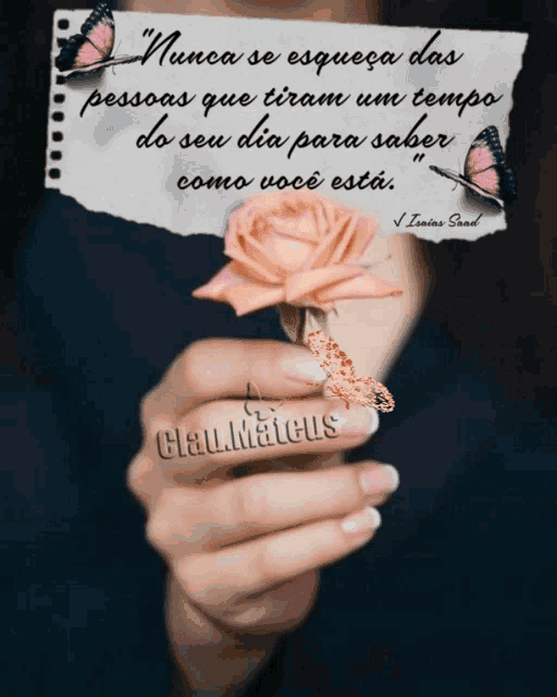 a woman holding a pink rose and a piece of paper that says " nunca se esqueça das pessoas que tiram um tempo