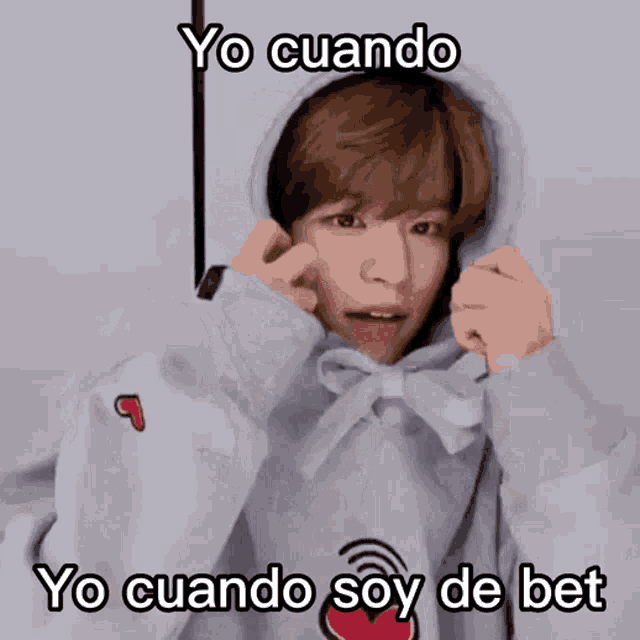 a young man wearing a white hoodie says yo cuando