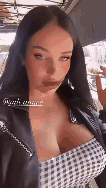 Cleavage Sexy GIF - Cleavage Sexy Angelgif7 GIFs