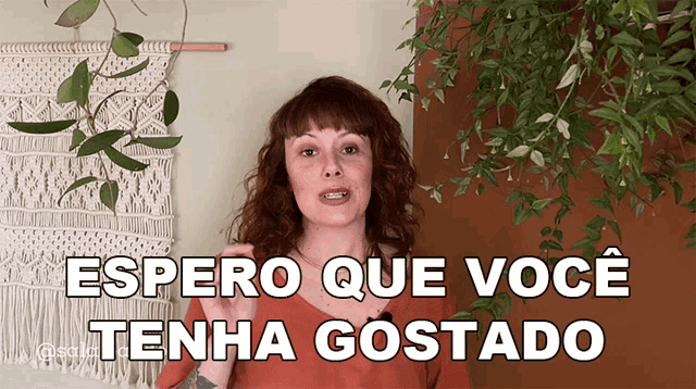 a woman says espero que você tenha gostado in a video