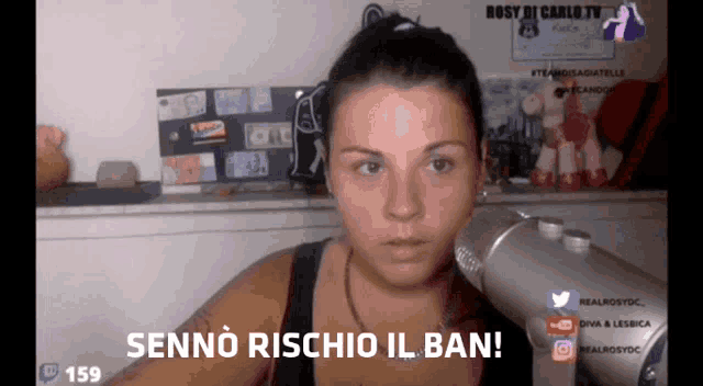 a woman in front of a microphone with the words senno rischio il ban on the bottom