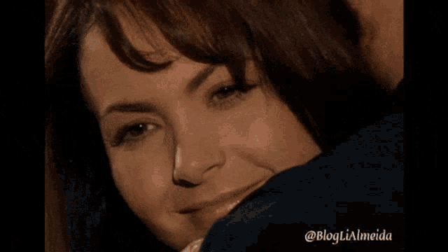 a close up of a woman hugging a man with the words blogliaalmeida below her