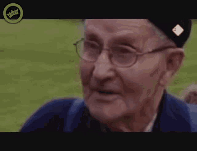 an elderly man with glasses says dat was geen vriend van me on a tv screen