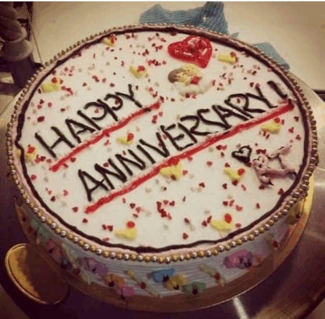 a cake that says " happy anniversary " on it