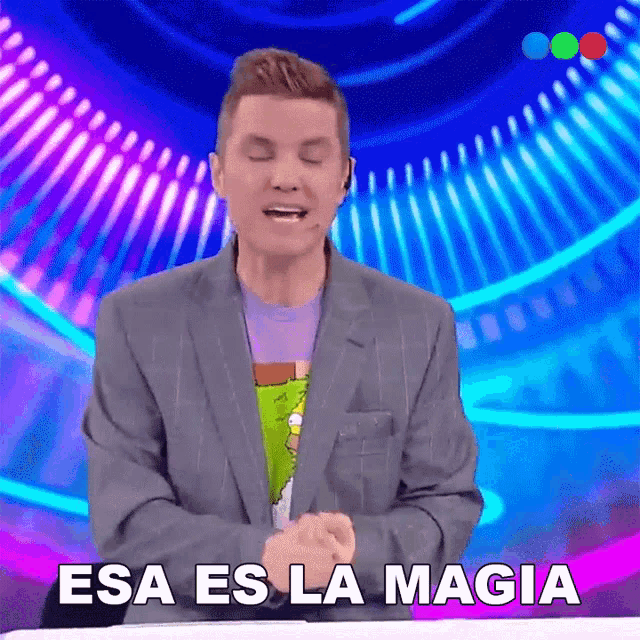 a man in a suit says " esa es la magia " in spanish
