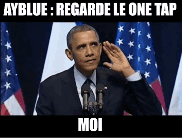 barack obama is giving a speech in front of an american flag and says regarde le one tap moi .