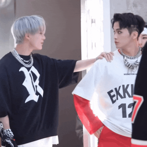 a man wearing a shirt that says ekki 17