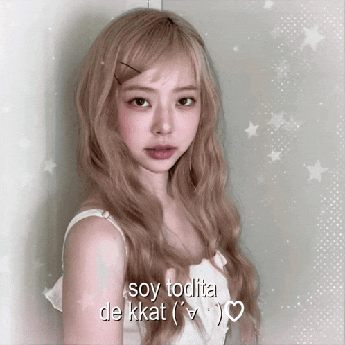 a picture of a girl with the words soy todita de kkat written on it