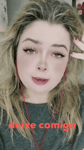 a woman wearing earphones with the words deixe comigo written on the bottom