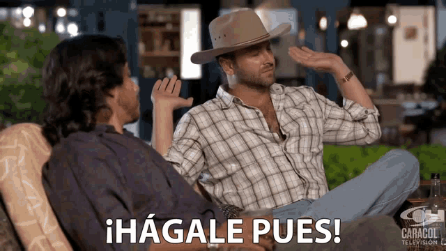 two men are sitting on a couch and one of them is wearing a cowboy hat and the words ihagale pues