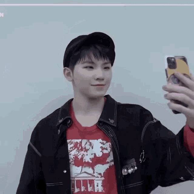 Woozi Woozi Selfie GIF - Woozi Woozi Selfie Woozi Phone GIFs