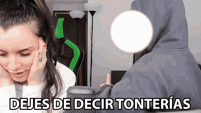 a woman sitting in front of a microphone with the words " dejes de decir tonterias " below her