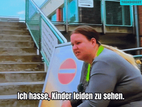 a woman says ich hasse kinder leiden zu sehen on a screen