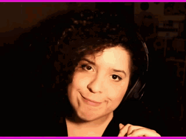 a woman with curly hair wearing headphones with the words no sabe and se above her
