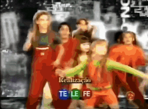 a group of people are dancing in front of a screen that says realizacao on it