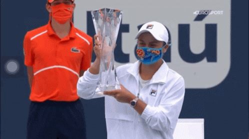 Barty Trophy GIF - Barty Trophy Scared GIFs