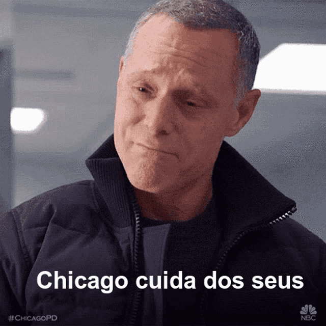 a man in a black jacket with the words chicago cuida dos seus