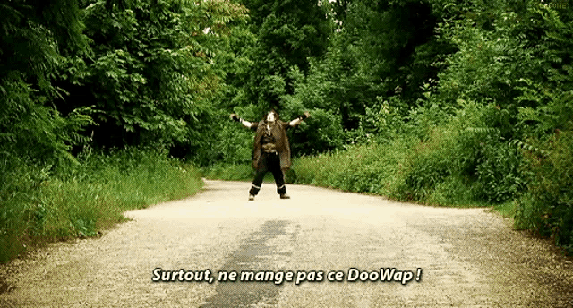 a man standing on a dirt road with the words surtout ne mange pas ce doowap