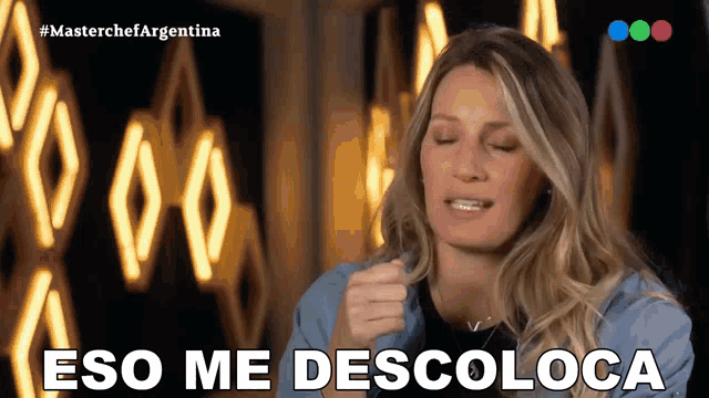 a woman with her eyes closed says eso me descola