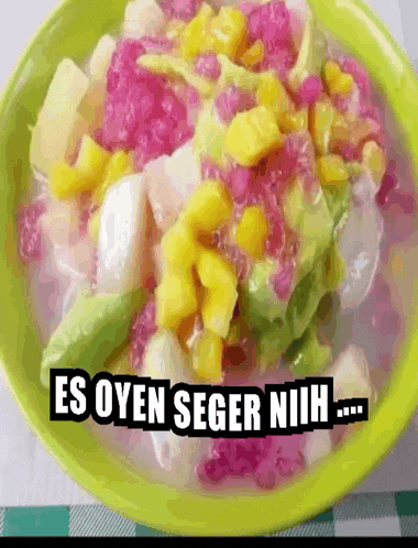 a bowl of food with the words es oyen seger nihh