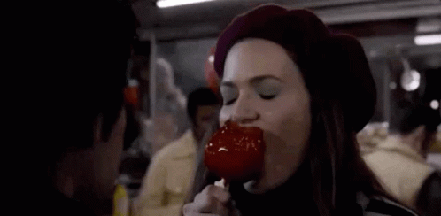 This Is Us Rebecca Pearson GIF - This Is Us Rebecca Pearson Candy Apple GIFs