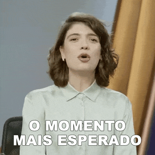 a woman is making a funny face with the words o momento mais esperado behind her