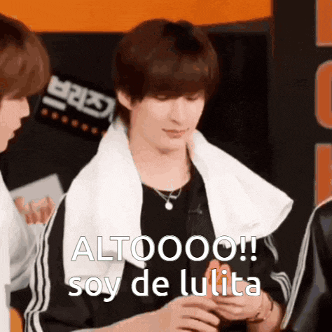 a man with a towel around his neck says altoooo soy de lulita .
