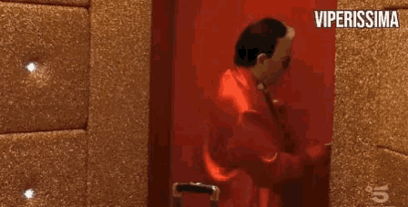 a man in a red suit and sunglasses says amore qua non si apre un cocchio