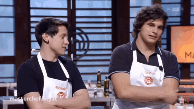 two men standing next to each other with their arms crossed in front of a screen that says masterchefsky.it