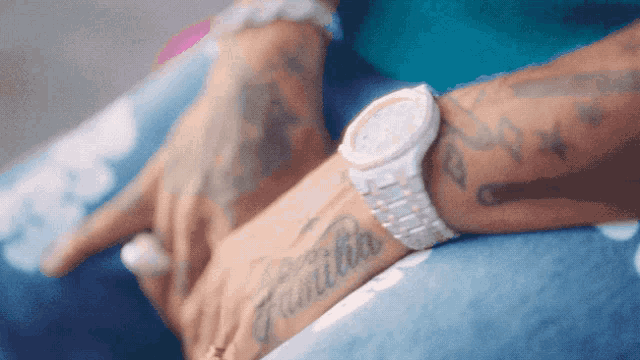 a person with a watch on their wrist that says familia on it