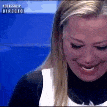 a blonde woman is smiling in front of a blue background that says directo on it