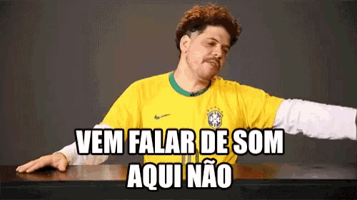 a man in a yellow nike shirt says vem falar de som aqui nao