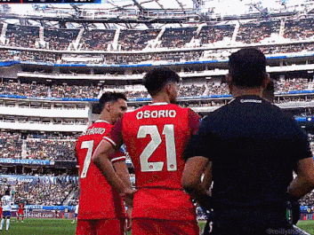 a soccer player with the number 21 on the back of his shirt