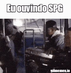 a man is playing a keyboard on a bus with the words eu ouvindo spg on the bottom