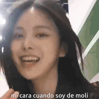 a close up of a woman 's face with the words mi cara cuando soy de moli