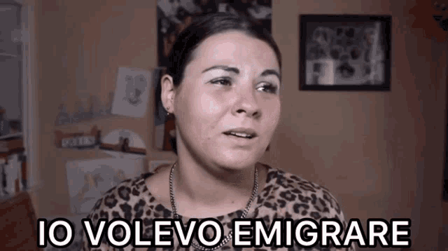 a woman says io volevo emigrare in a leopard print shirt