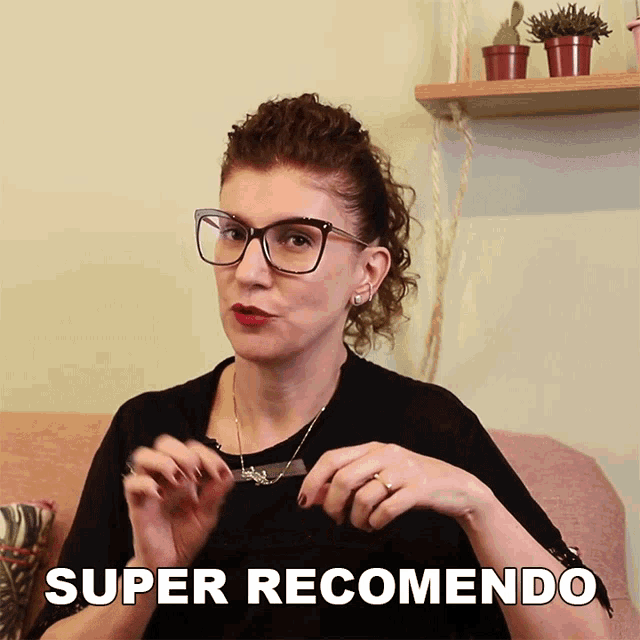a woman wearing glasses is sitting on a couch with the words super recommendo below her