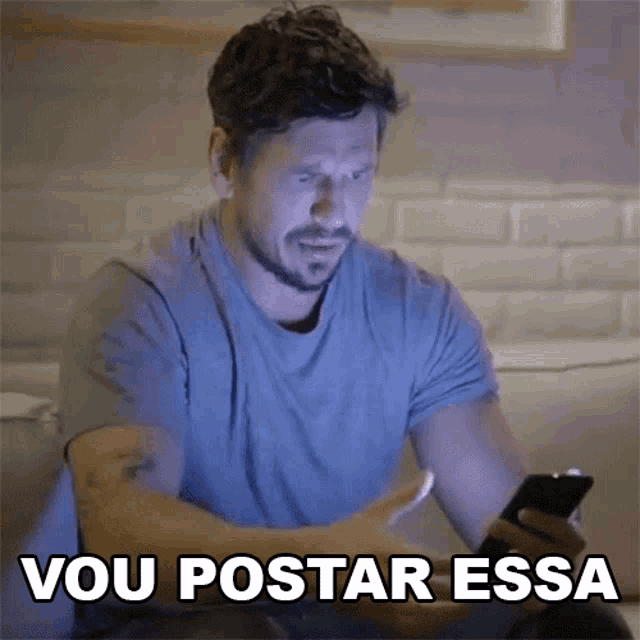 a man is sitting on a couch looking at his phone with the words vou postar essa written below him