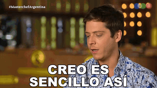 a man says " creo es sencillo asi " in front of a bar