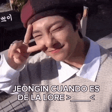 a young man wearing a beret making a peace sign with the words jeongin cuando es de la lore written below him